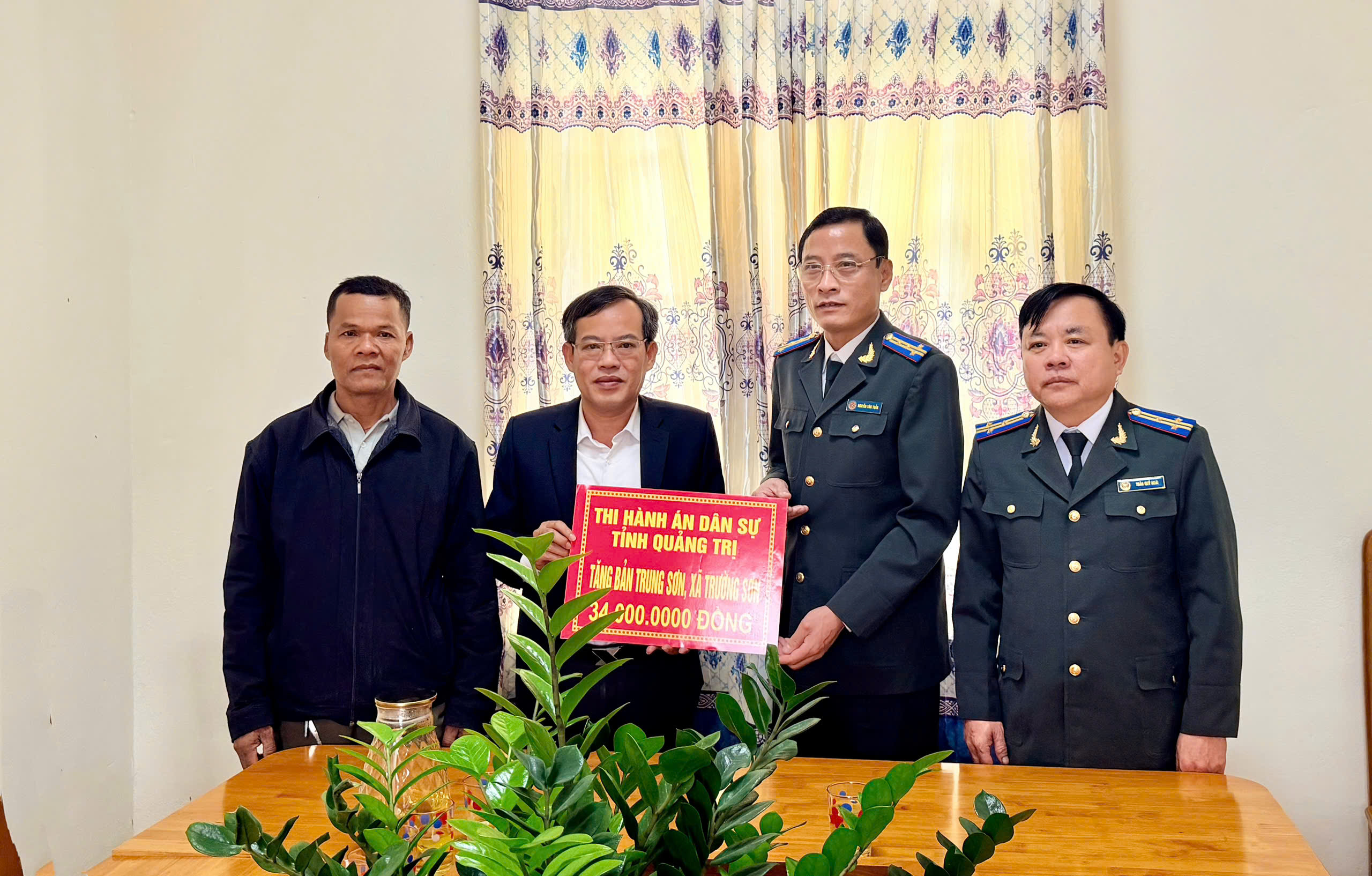 Thi hành án dân sự tỉnh Quảng Trị hỗ trợ Bản Trung Sơn xây dựng hệ thống loa truyền thanh