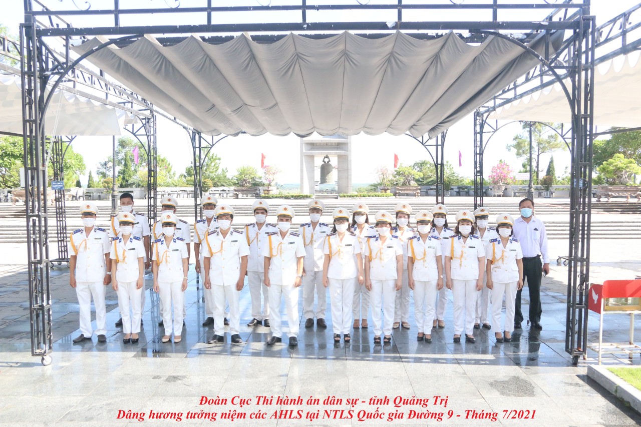 Đoàn Cục Thi hành án dân sự tỉnh Quảng Trị tổ chức dâng hương tại Nghĩa trang liệt sỹ Quốc gia Đường 9