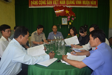 Đoàn giám sát của Hội đồng nhân dân huyện Châu Thành giám sát tình hình thực hiện công tác thi hành án dân sự tại Chi cục Thi hành án dân sự huyện.