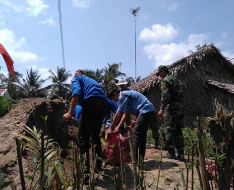 Chi đoàn Cục Thi hành án dân sự tỉnh Sóc Trăng tham gia thực hiện công trình thanh niên  “xây dựng lộ dal nông thôn và đoạn đường cột cờ tổ quốc”