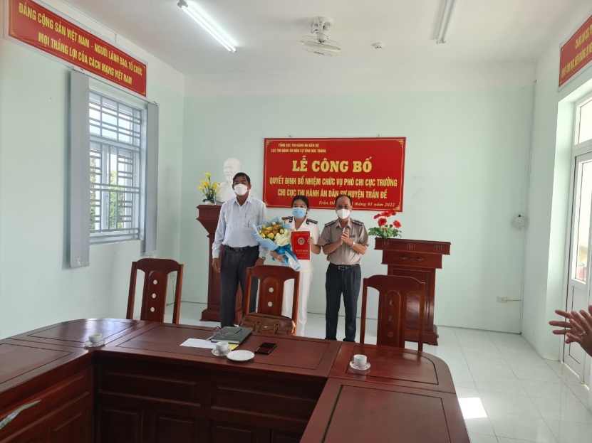 Công bố và trao Quyết định bổ nhiệm Phó Chi cục trưởng Chi cục Thi hành án dân sự huyện Trần Đề.