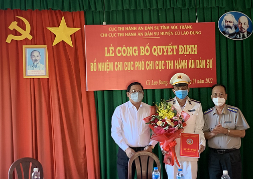 Công bố và trao Quyết định bổ nhiệm Phó chi cục trưởng Chi cục Thi hành án dân sự huyện Cù Lao Dung