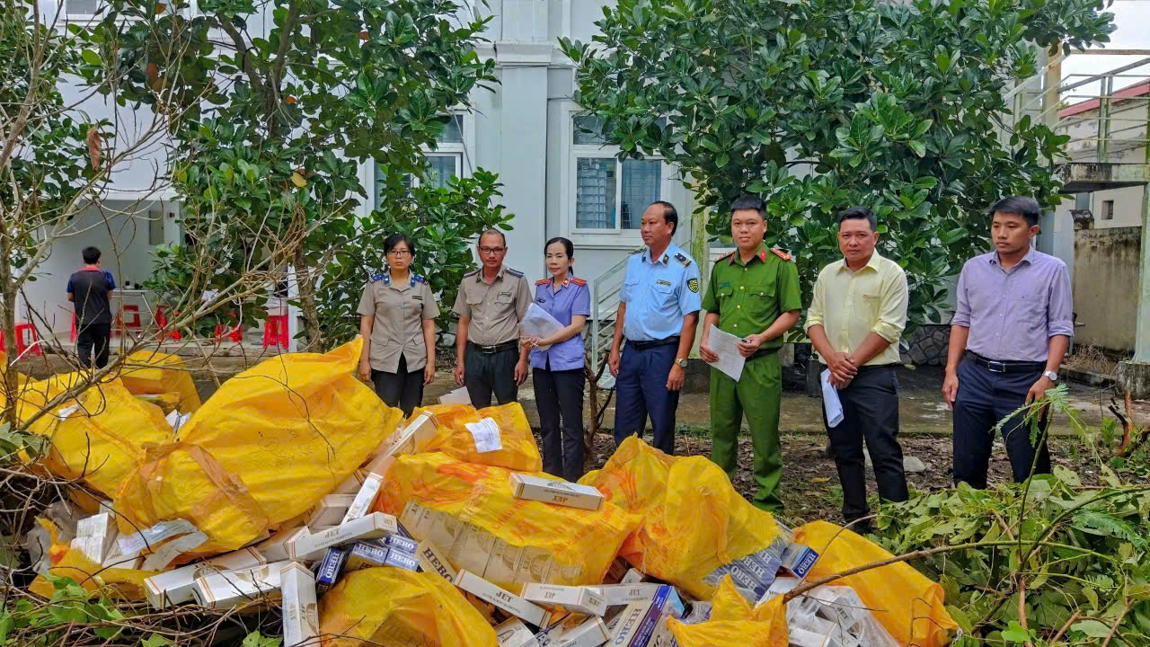 Chi cục Thi hành án dân sự huyện Châu Thành tiêu hủy thuốc lá