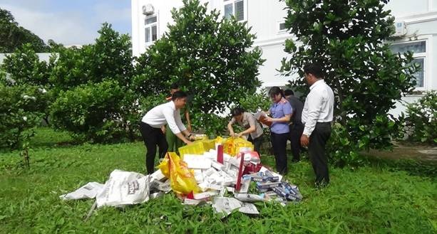 Chi cục Thi hành án dân sự huyện Châu Thành tổ chức tiêu hủy 8.000 bao thuốc lá