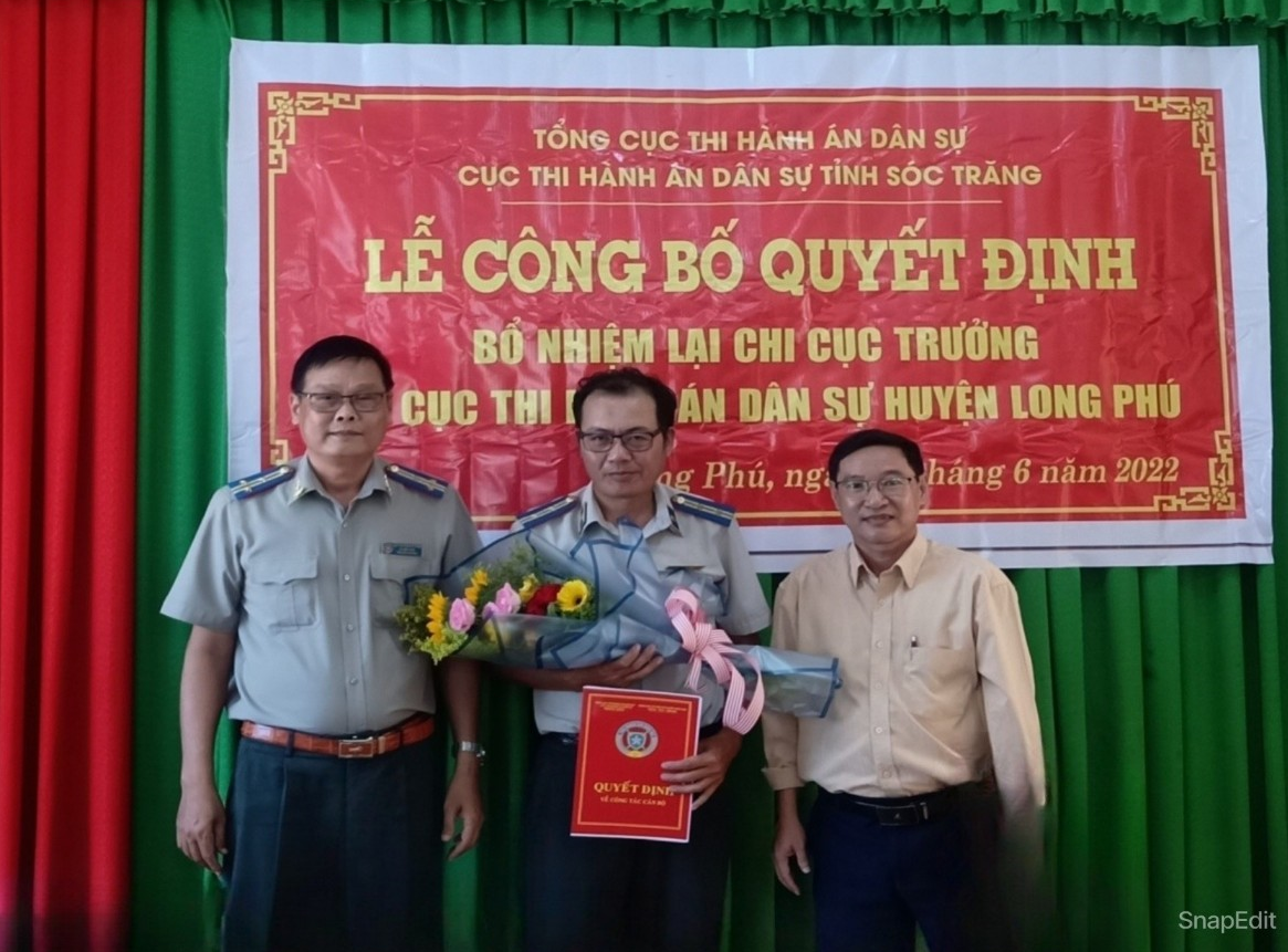 Lễ công bố và trao quyết định bổ nhiệm lại chức vụ Chi cục trưởng tại Chi cục Thi hành án dân sự huyện Long Phú.