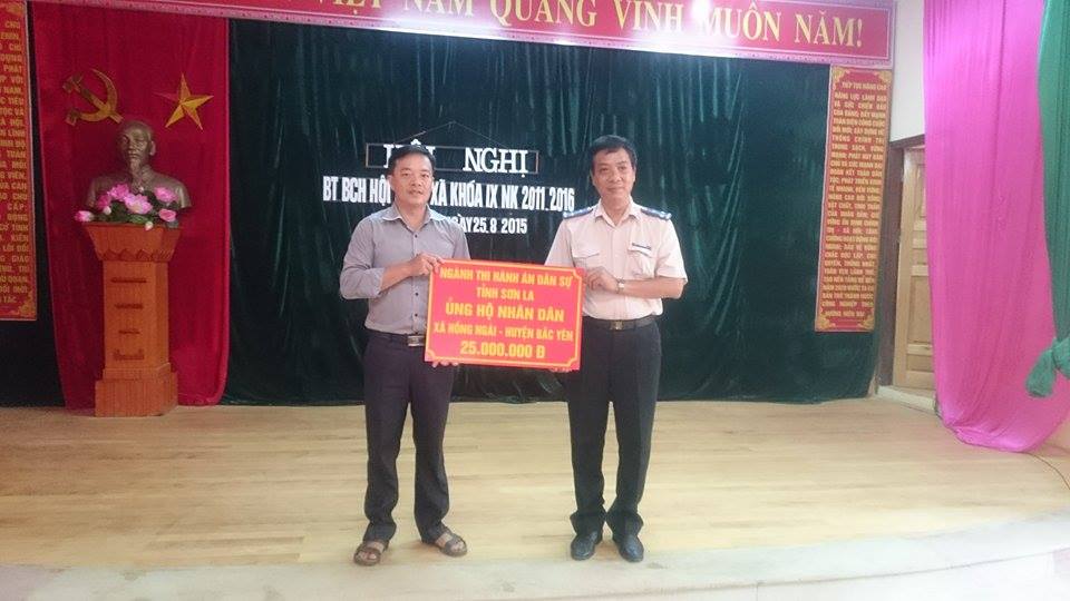 Ngành Thi hành án dân sự tỉnh Sơn La tặng quà nhân dân xã Hồng Ngài, huyện Bắc Yên, tỉnh Sơn La