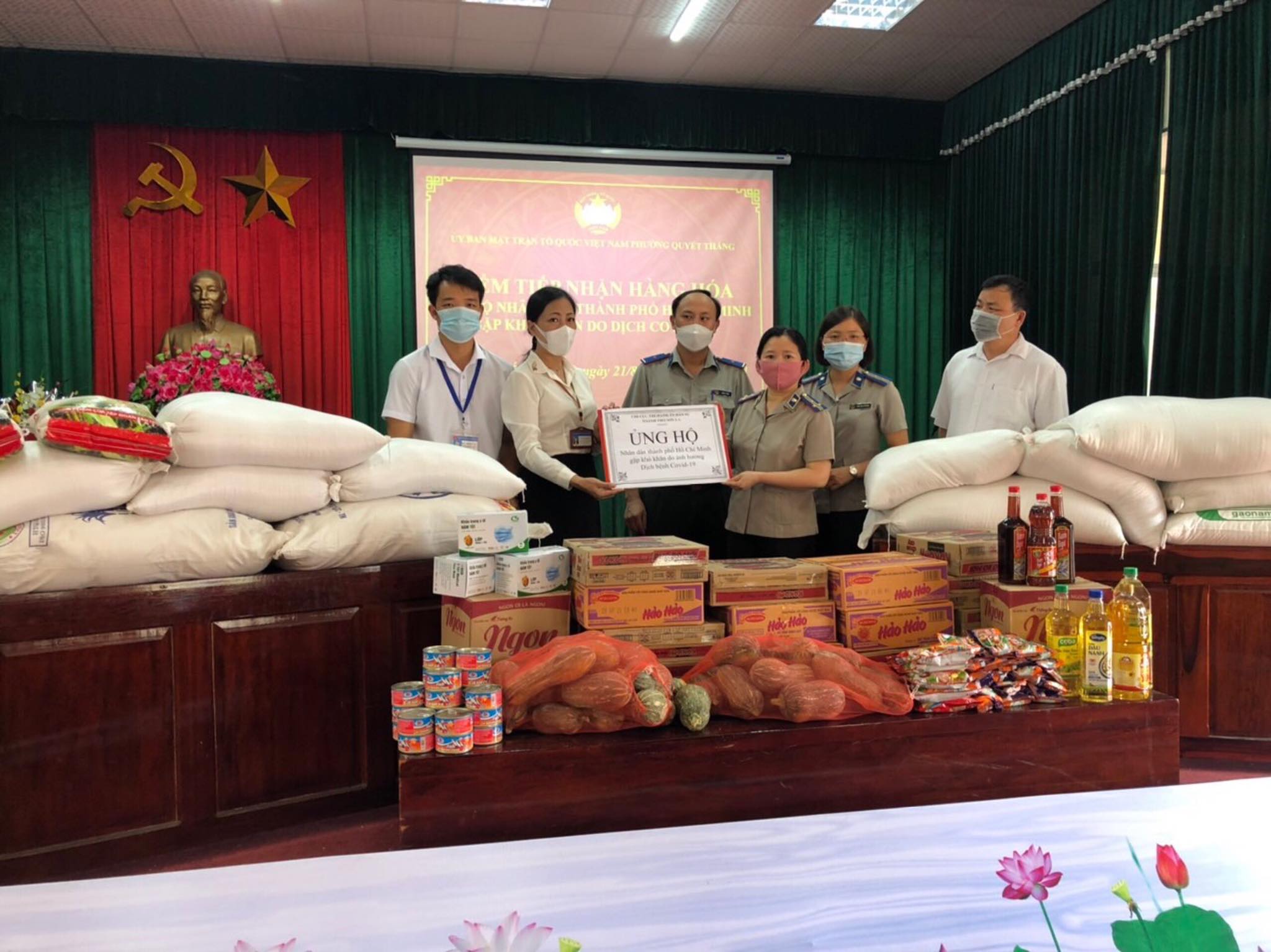 Công chức, người lao động Chi cục Thi hành án dân sự thành phố Sơn La tham gia đóng góp, ủng hộ nhân dân Thành phố Hồ Chí Minh