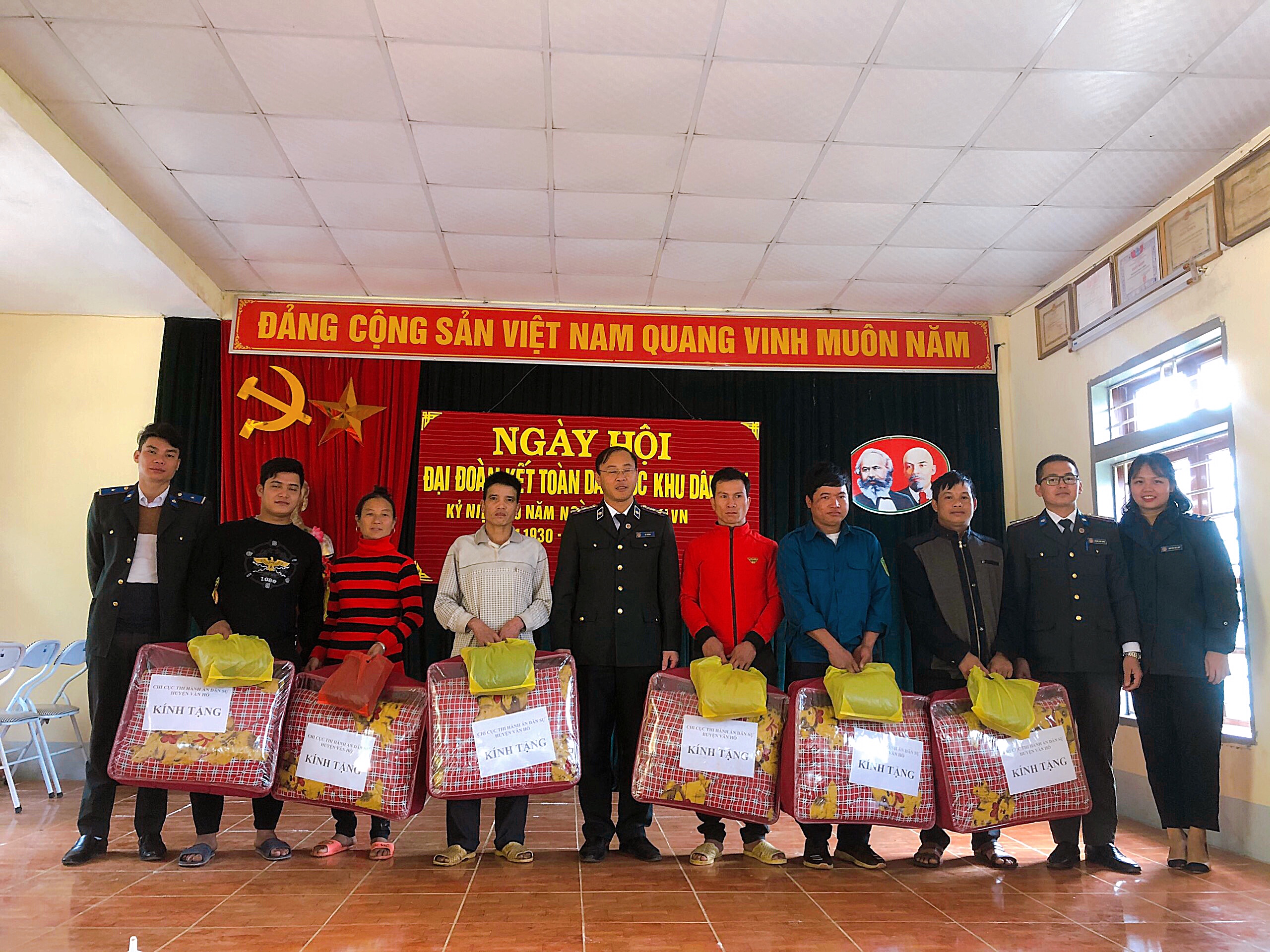 .Chi cục Thi hành án dân sự huyện Vân Hồ tặng quà hộ nghèo  bản Chột, xã Mường Men