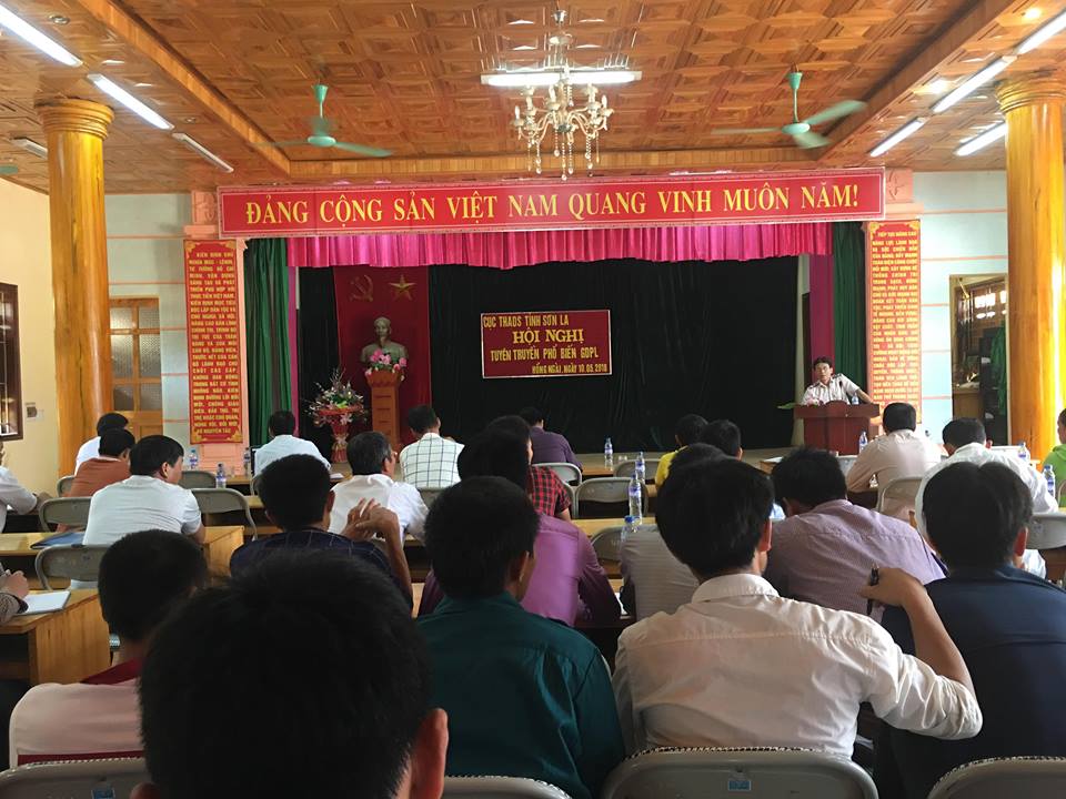 Cục Thi hành án dân sự tỉnh Sơn La tổ chức tuyên truyền phổ biến giáo dục pháp luật  và trao tặng tiền hỗ trợ xóa nhà tạm cho hộ nghèo tại xã Hồng Ngài, huyện Bắc Yên