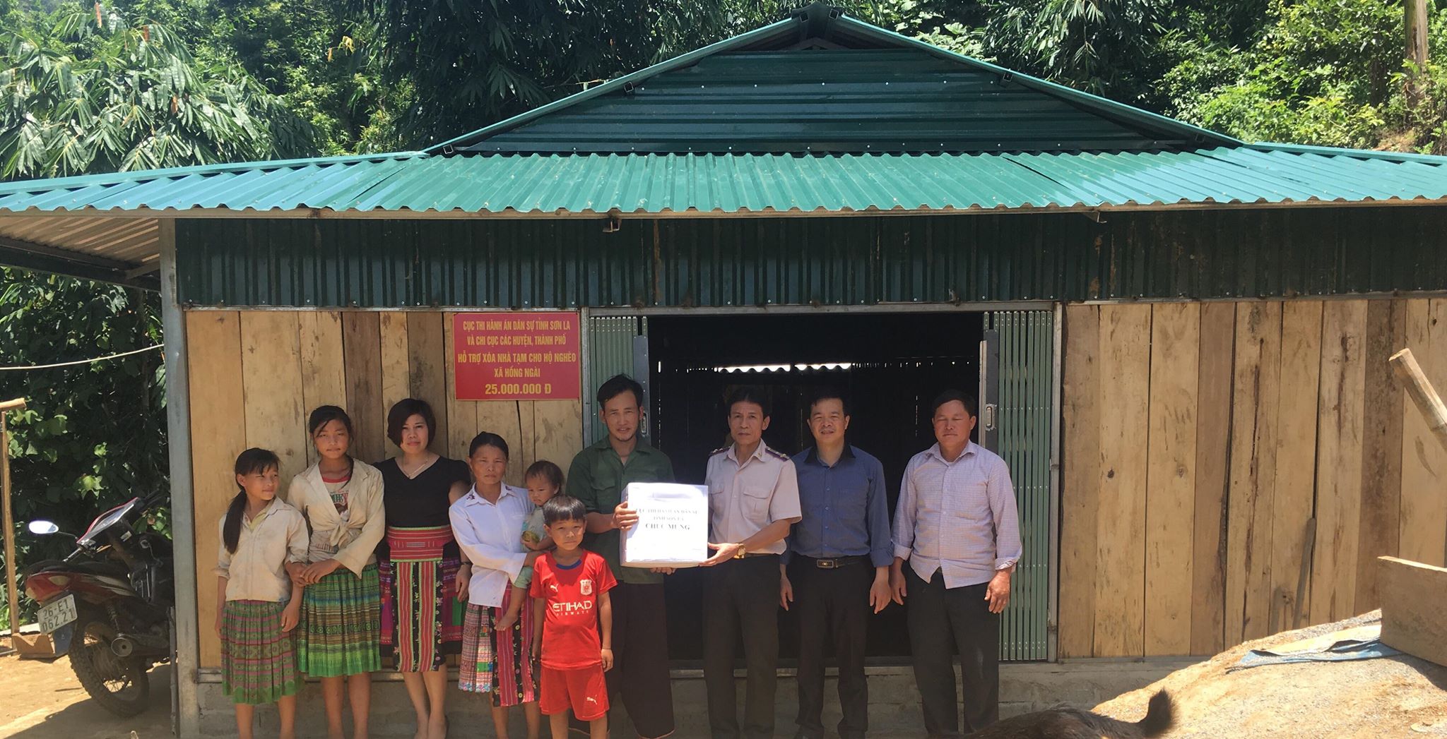 Dự Khánh thành nhà mới của một gia đình hộ nghèo được Cục thi hành án dân sự tỉnh Sơn La giúp đỡ tại xã Hồng Ngài, huyện Bắc Yên