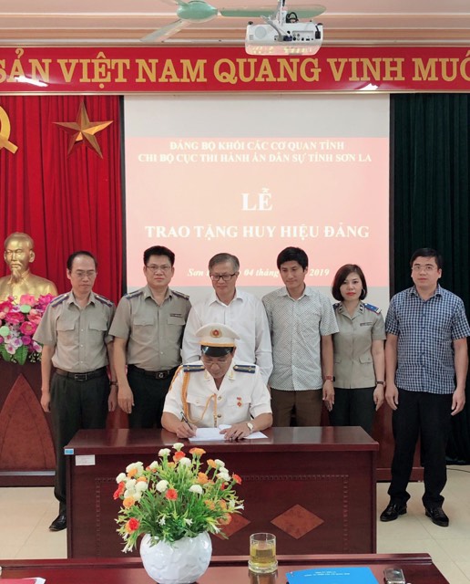 Chi bộ Cục Thi hành án dân sự tỉnh Sơn La tổ chức  “Lễ trao tặng huy hiệu Đảng”