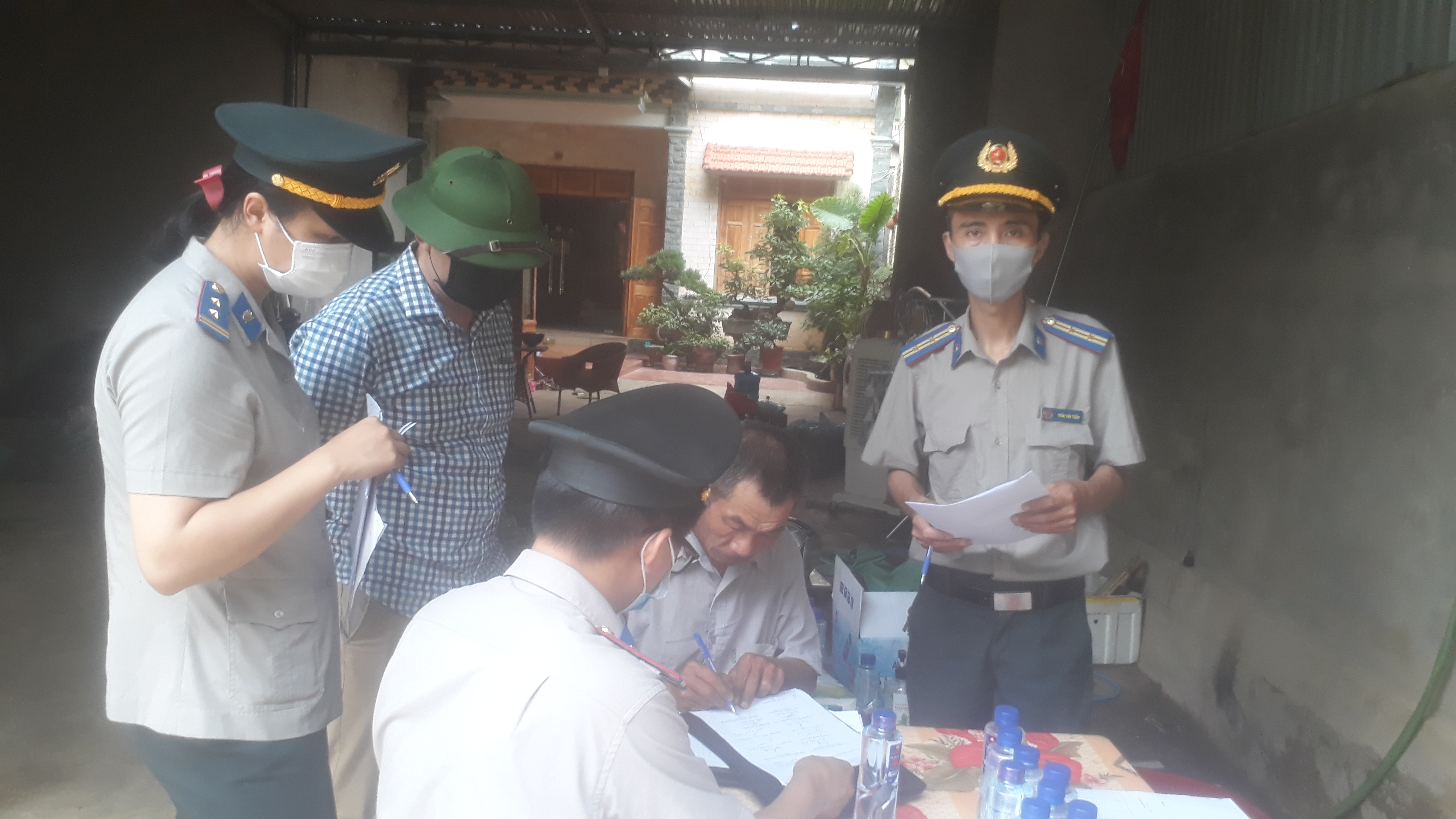Chi cục Thi hành án dân sự huyện Mộc Châu tổ chức cưỡng chế thi hành án