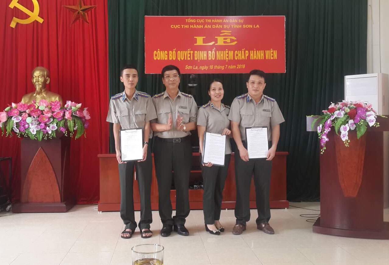 Cục Thi hành án dân sự tỉnh Sơn La tổ chức Lễ công bố và và trao Quyết định bổ nhiệm Chấp hành viên Trung cấp và Chấp hành viên Sơ cấp