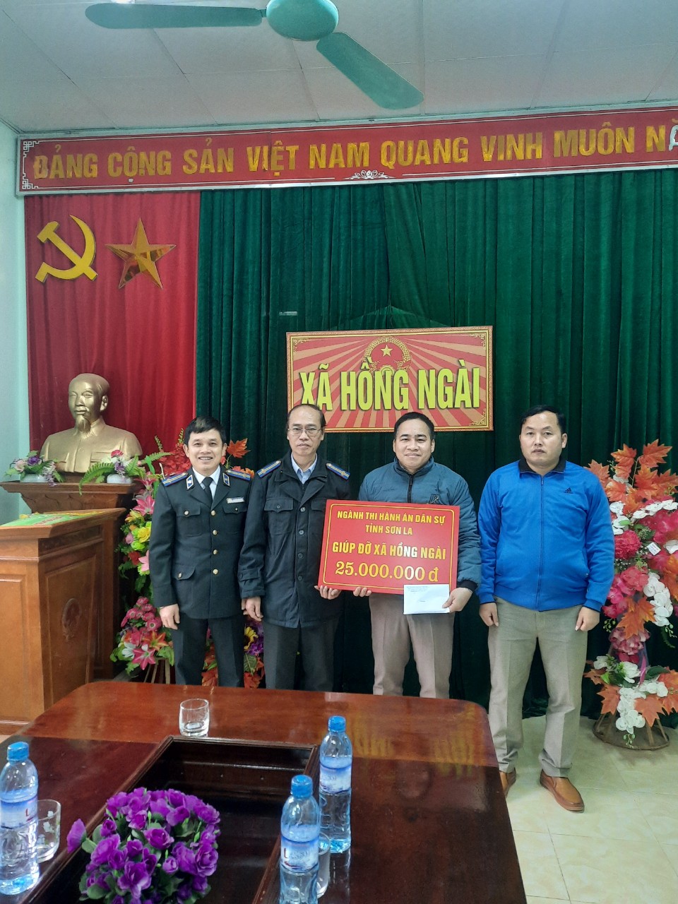 Cục Thi hành án dân sự tỉnh Sơn La trao quà, giúp đỡ xã Hồng Ngài, huyện Bắc Yên năm 2021