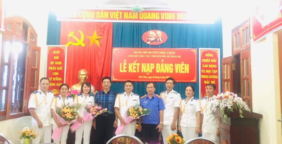 Chi bộ Chi cục Thi hành án dân sự huyện Mộc Châu long trọng tổ chức Lễ kết nạp đảng viên mới