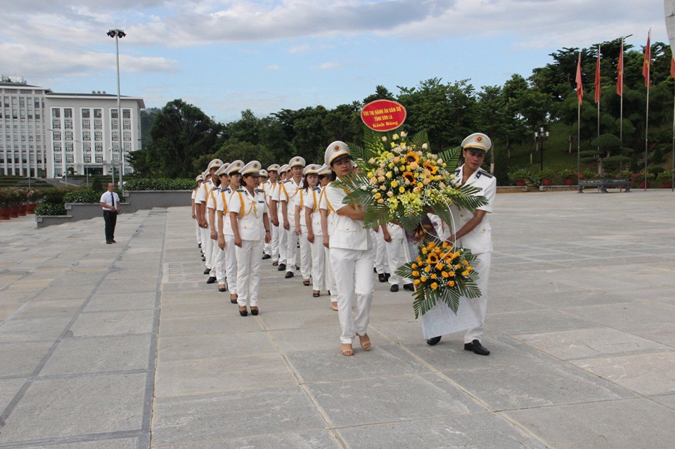 Cục Thi hành án dân sự tỉnh Sơn La long trọng tổ chức Lễ dâng hoa tại tượng đài Chủ tịch Hồ Chí Minh; dâng hương tại Đền thờ Bác Hồ và gặp mặt nhân Kỷ niệm 74 năm ngày Truyền thống Thi hành án dân sự (19/7/1946 - 19/7/2020)