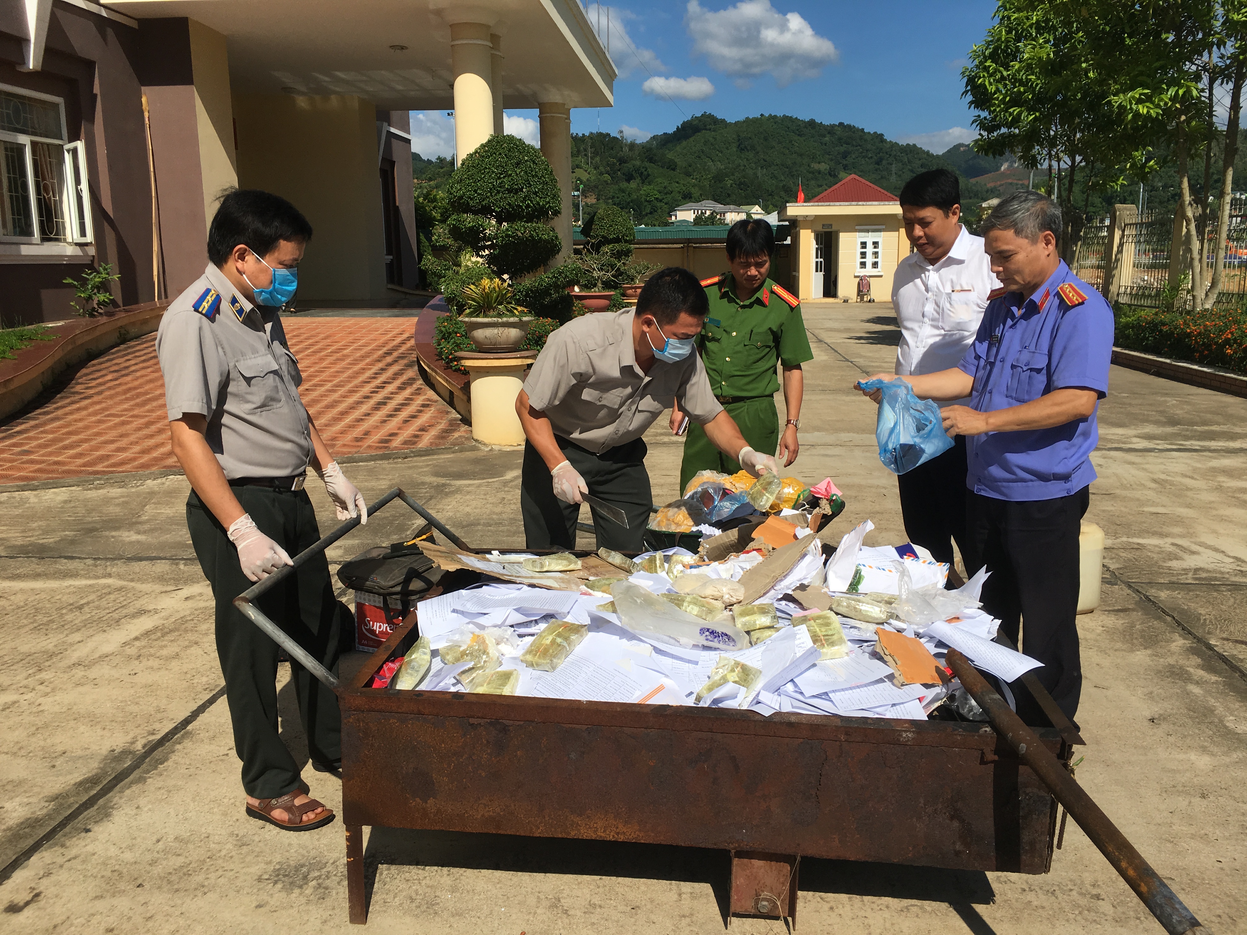Cục Thi hành án dân sự tỉnh Sơn La tổ chức tiêu hủy tang vật
