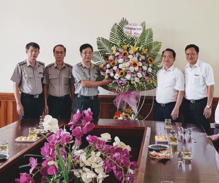 Tòa án nhân dân tỉnh Sơn La tặng hoa chúc mừng công chức, người lao động các cơ quan Thi hành án dân sự trong tỉnh nhân dịp Kỷ niệm 74 năm ngày truyền thống Thi hành án dân sự (19/7/1946-19/7/2020)