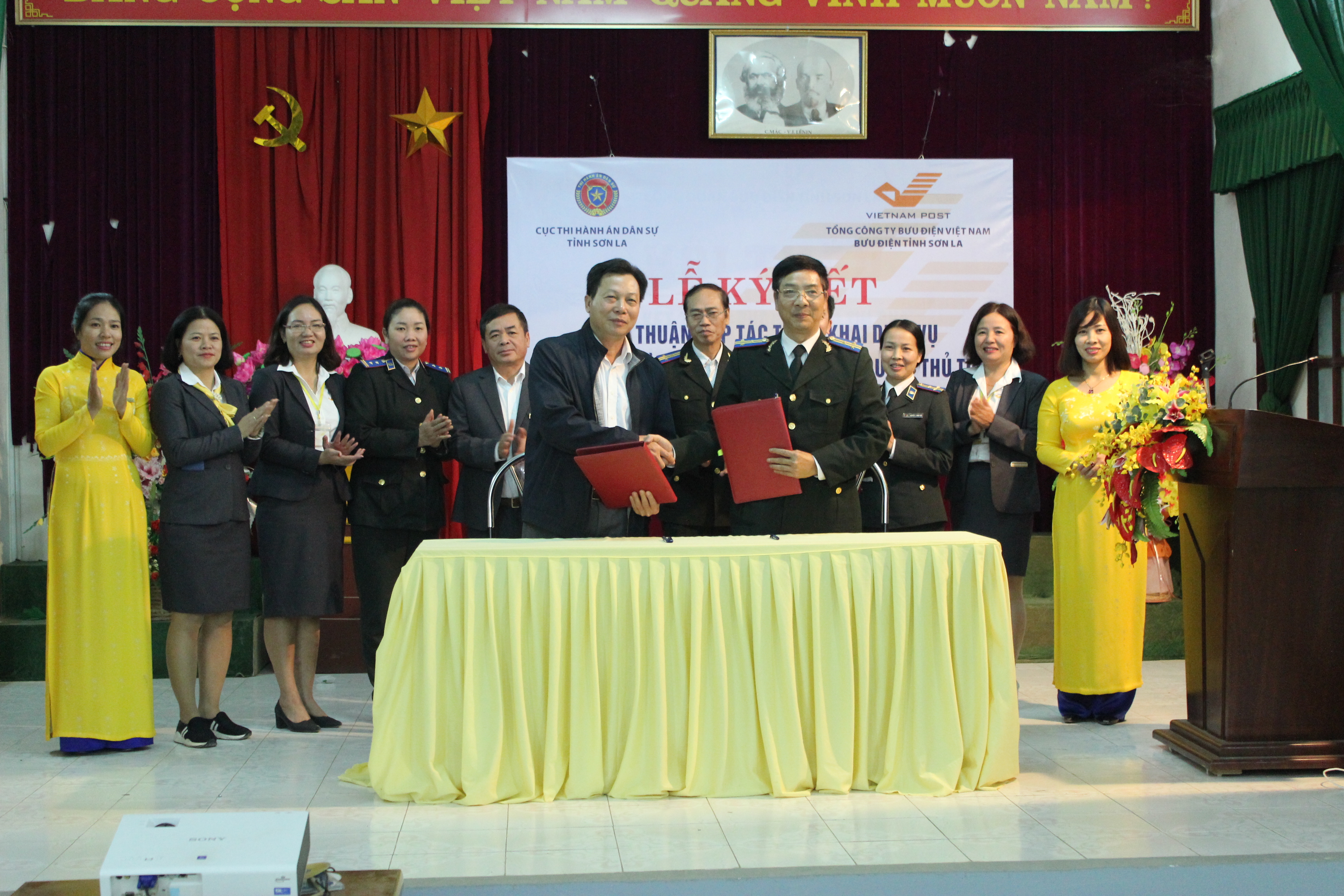 Cục THADS tỉnh Sơn La và Bưu điện tỉnh Sơn La ký kết thỏa thuận hợp tác tiếp nhận hồ sơ, trả kết quả giải quyết thủ tục hành chính qua dịch vụ bưu chính công ích trong lĩnh vực THADS