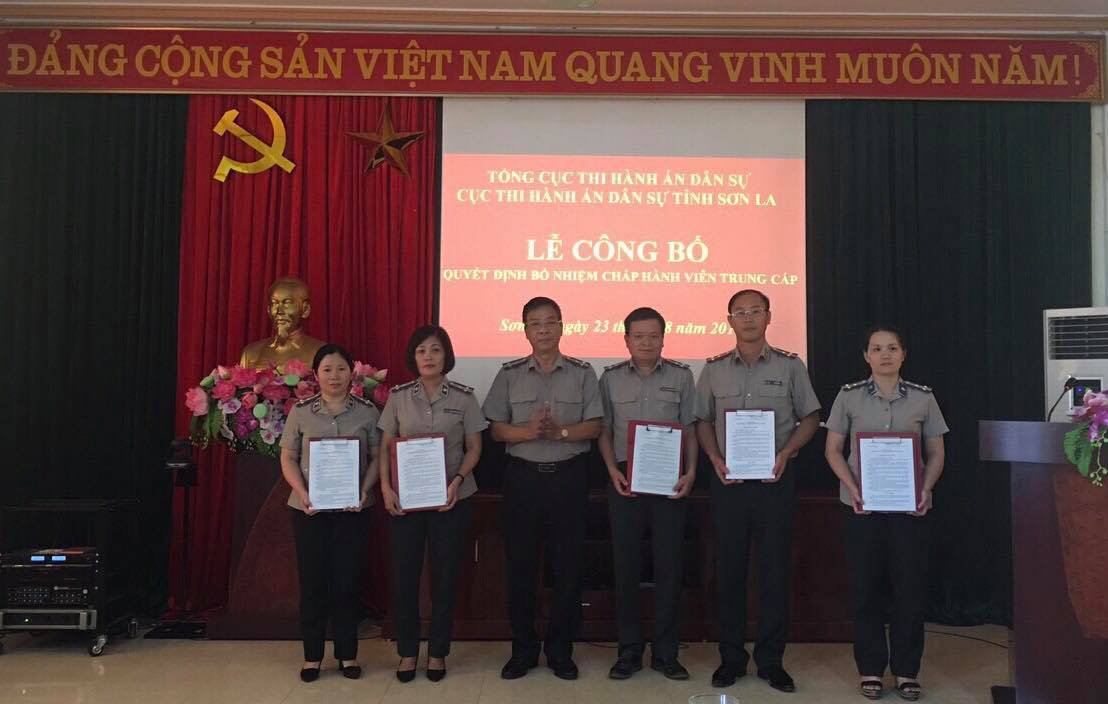 Cục Thi hành án dân sự tỉnh Sơn La công bố, trao các quyết định về việc bổ nhiệm và xếp lương ngạch Chấp hành viên trung cấp