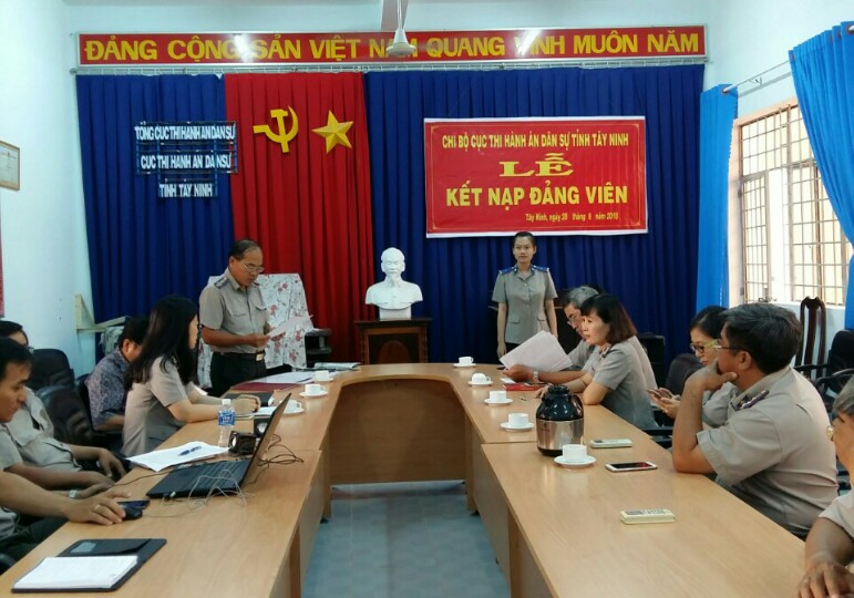 Chi bộ Cục Thi hành án dân sự tỉnh Tây Ninh tổ chức Lễ kết nạp Đảng viên năm 2018