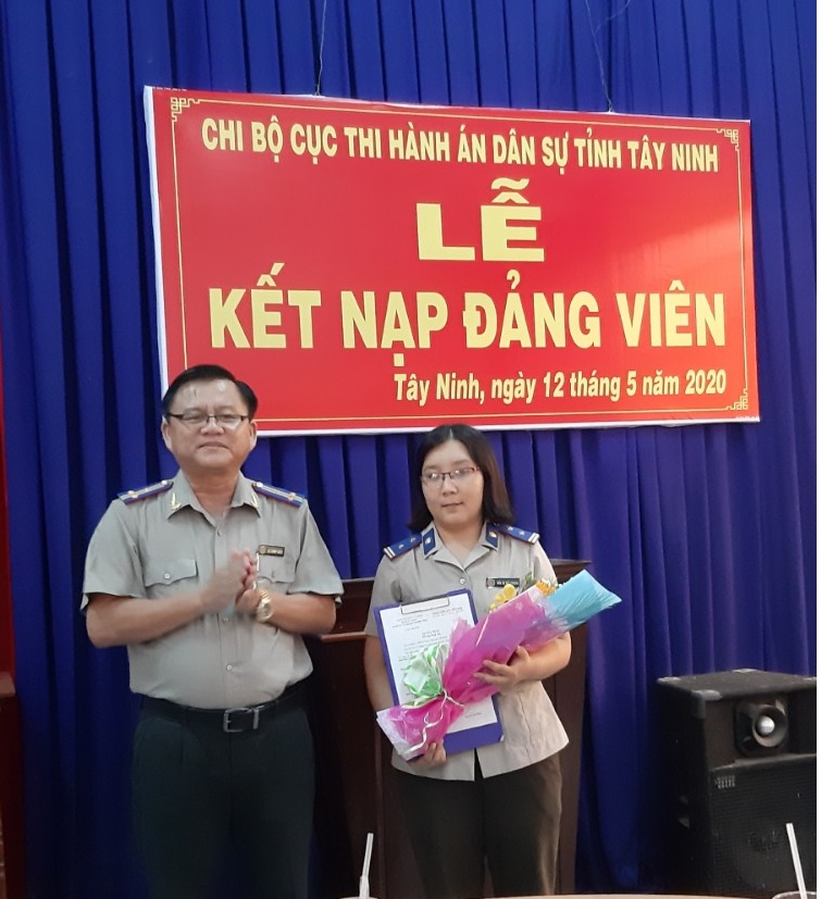 Chi bộ Cục Thi hành án dân sự tỉnh Tây Ninh tổ chức Lễ kết nạp Đảng viên năm 2020