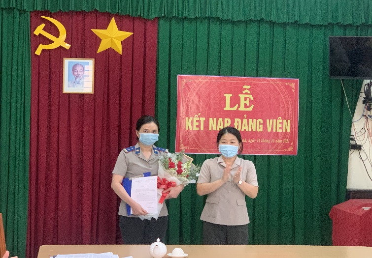 Chi bộ Chi cục Thi hành án dân sự (THADS) thị xã Hòa Thành tổ chức lễ kết nạp đảng viên năm 2021