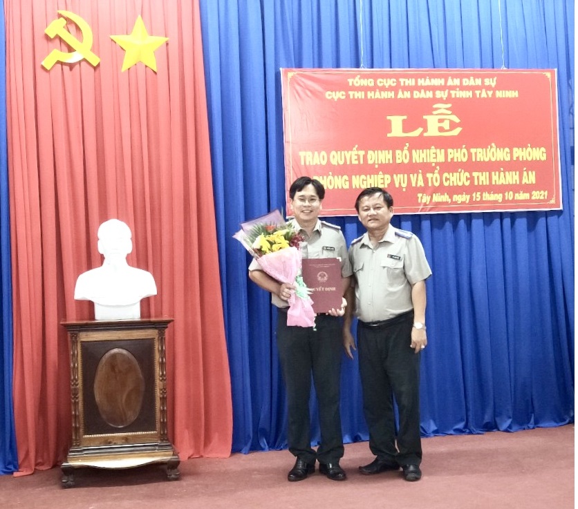Trao quyết định điều động, bổ nhiệm Phó trưởng Phòng Nghiệp vụ và tổ chức thi hành án thuộc Cục THADS tỉnh Tây Ninh; Kết nạp đảng viên: Nguyễn Bình Phụng
