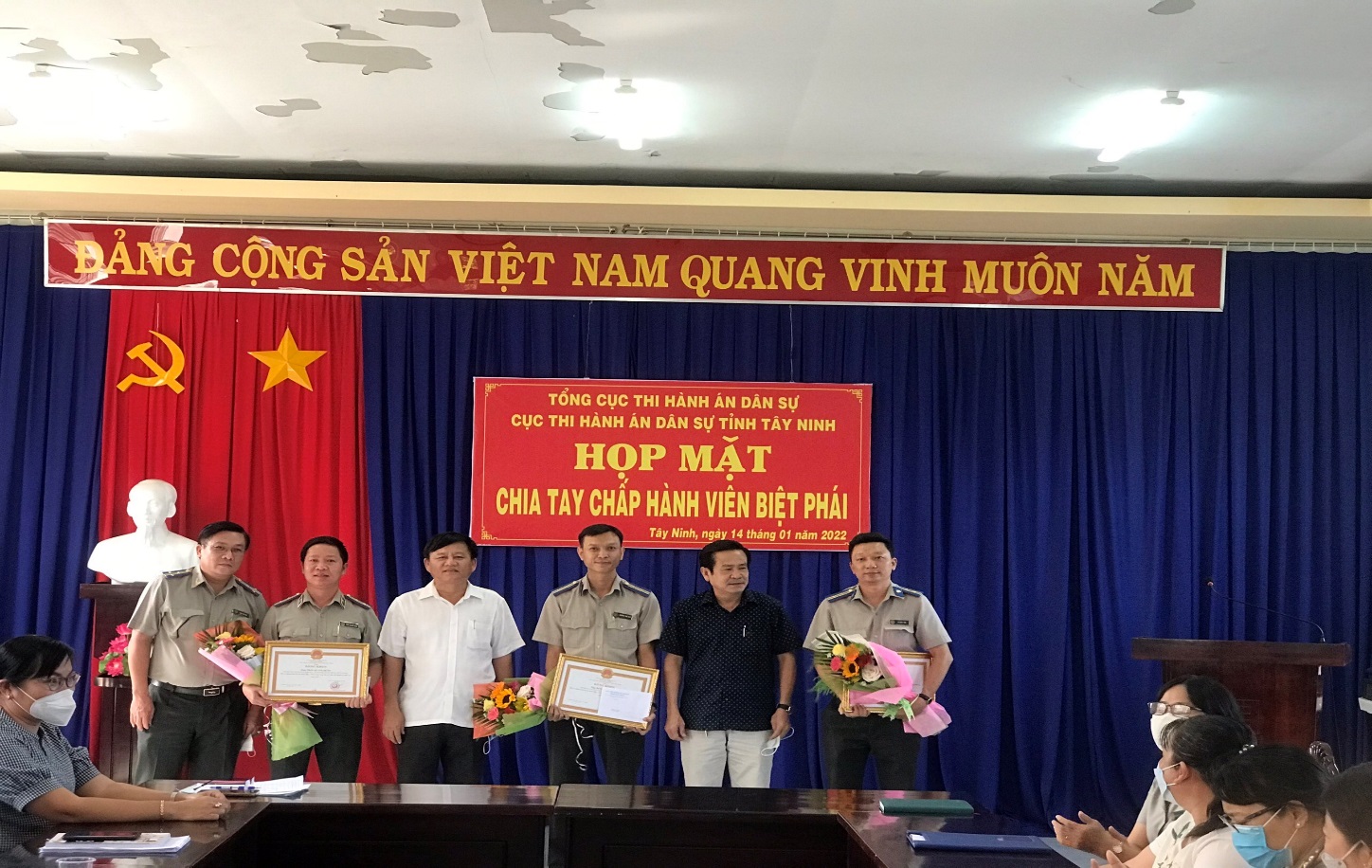 Cục THADS tỉnh Tây Ninh họp mặt chia tay Chấp hành viên biệt phái và trao Bằng khen của Chủ tịch Ủy ban nhân dân tỉnh