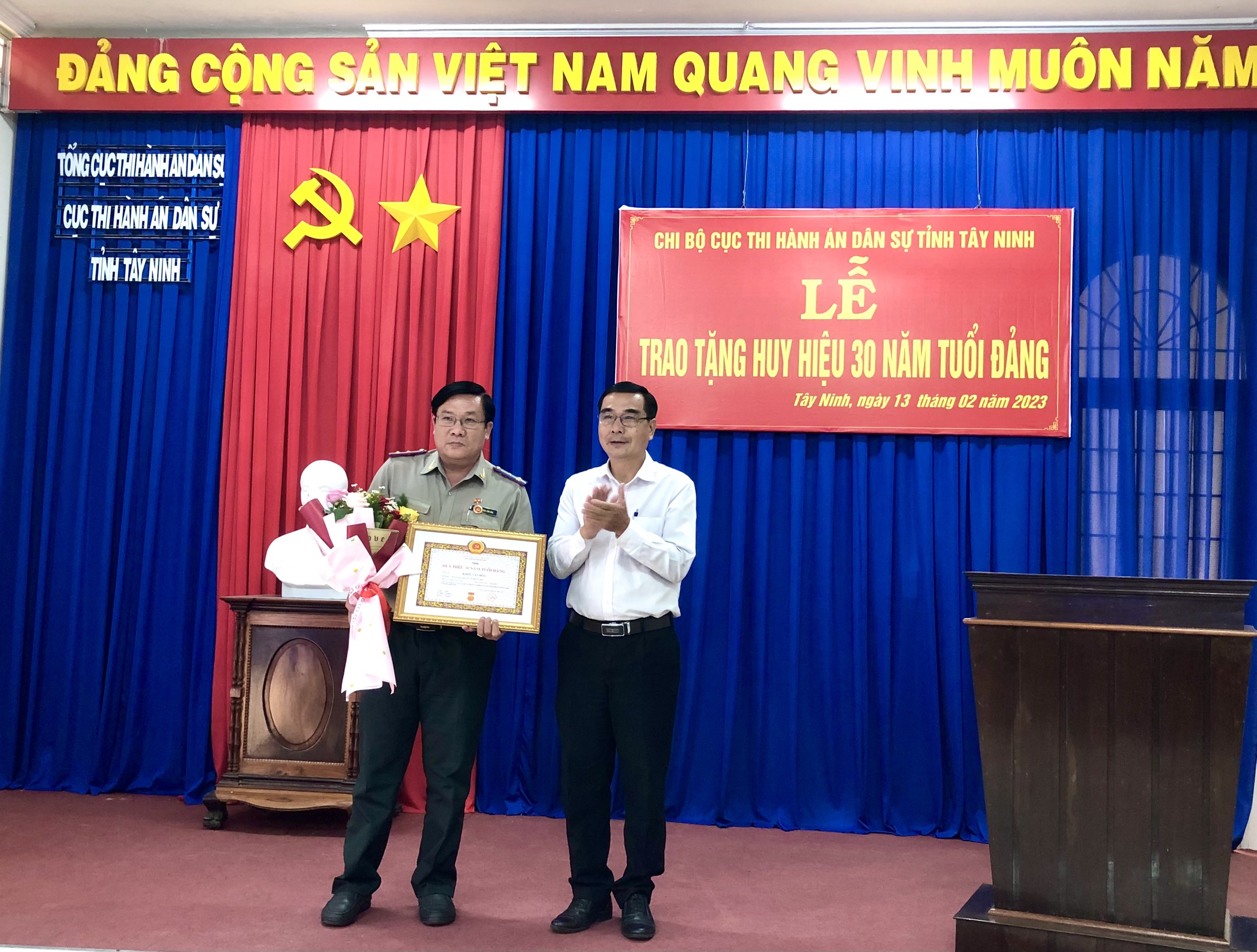 Chi bộ Cục Thi hành án dân sự tỉnh Tây Ninh tổ chức Lễ trao tặng huy hiệu 30 năm tuổi Đảng