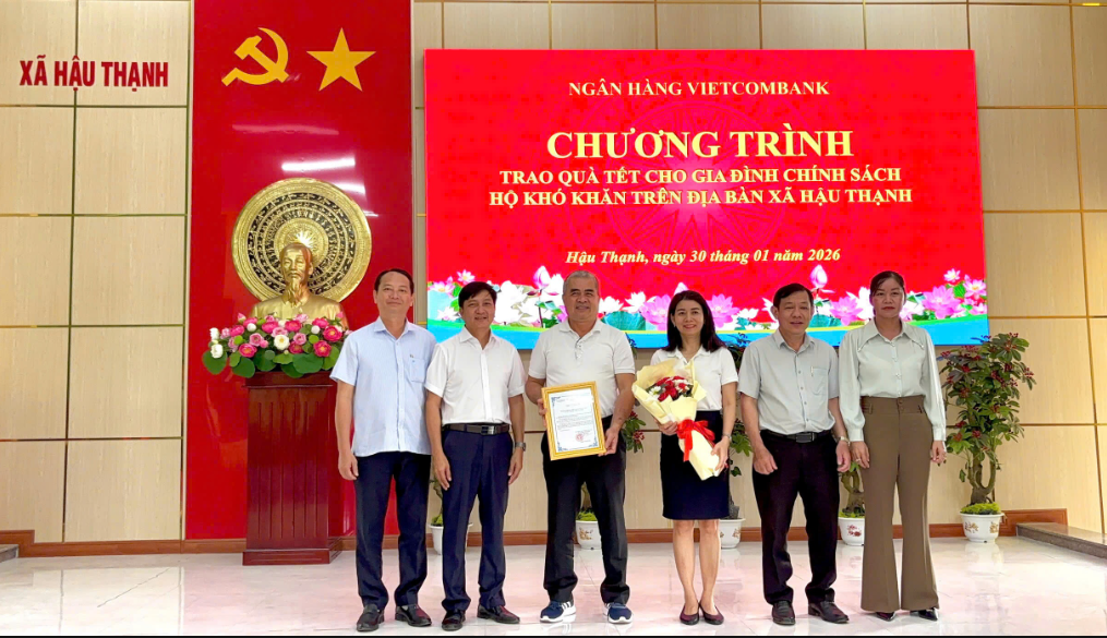 Lãnh đạo Thi hành án dân sự tỉnh phối hợp với Ngân hàng TMCP Ngoại Thương – Chi nhánh Long An trao quà Tết Nguyên đán Bính Ngọ năm 2026 cho các gia đình chính sách, hộ khó khăn tại xã Hậu Thạnh và Tuyên Thạnh, tỉnh Tây Ninh