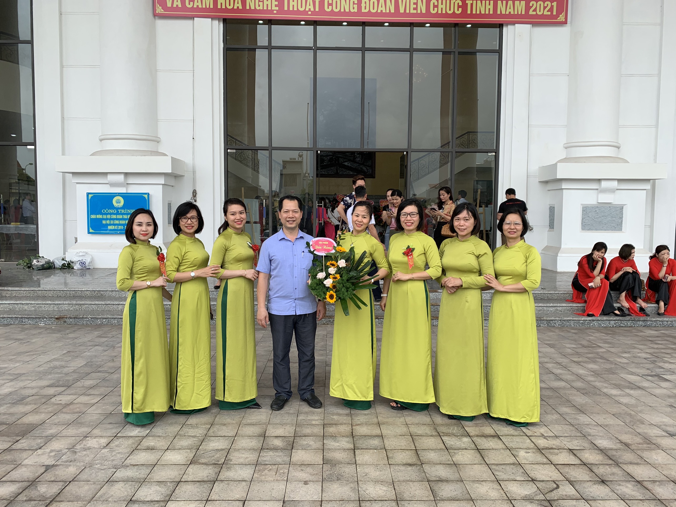 Tập thể nữ công chức, viên chức Cục thi hành án dân sự tỉnh Thái Bình tham gia Hội thi “Duyên dáng áo dài truyền thống công sở” qua ảnh và “Cắm hoa nghệ thuật” với chủ đề “Nét đẹp phụ nữ Việt Nam năm 2021