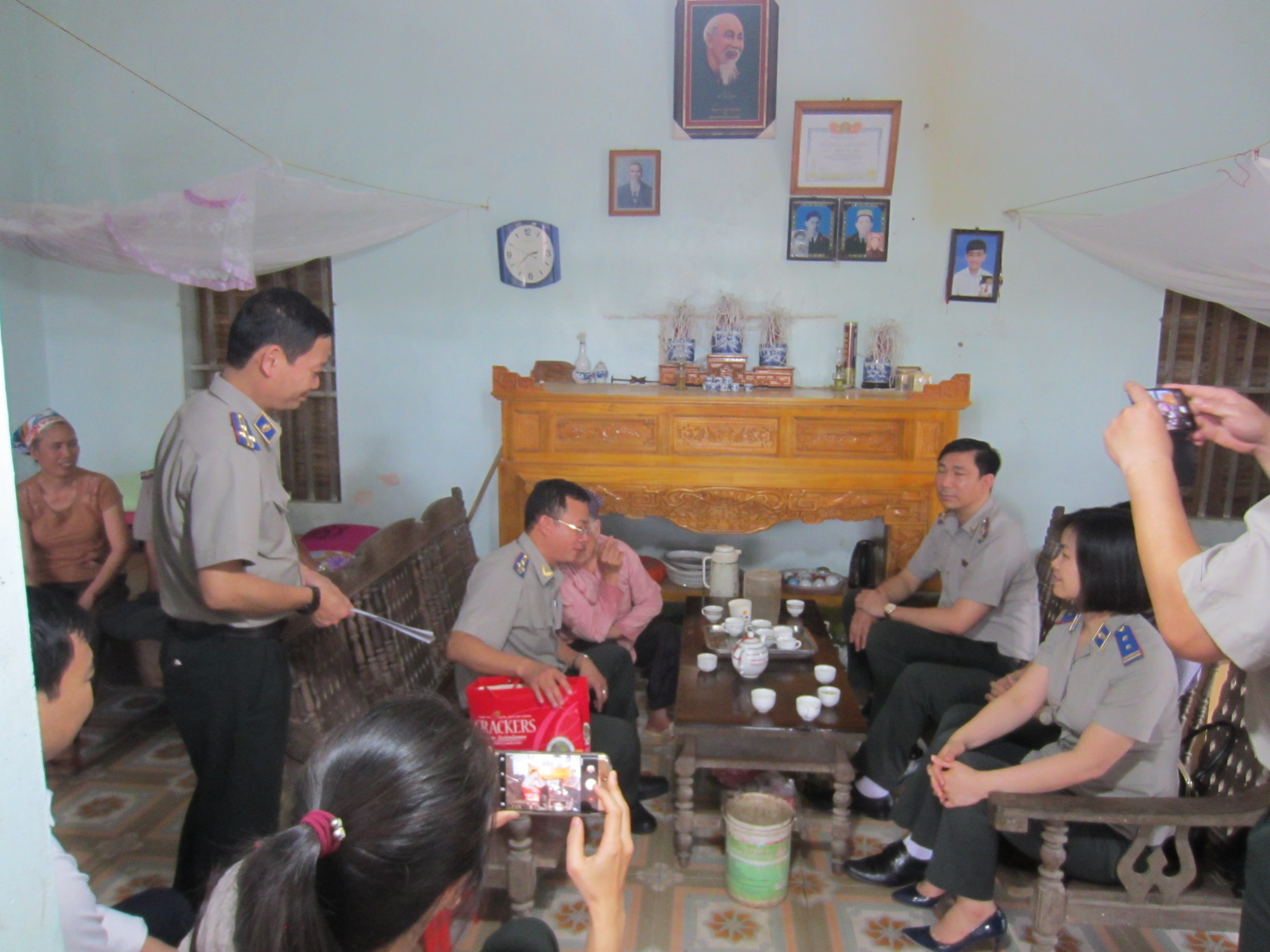 Cục trưởng Nguyễn Xuân Tùng thăm hỏi, tặng quà mẹ Việt Nam anh hùng