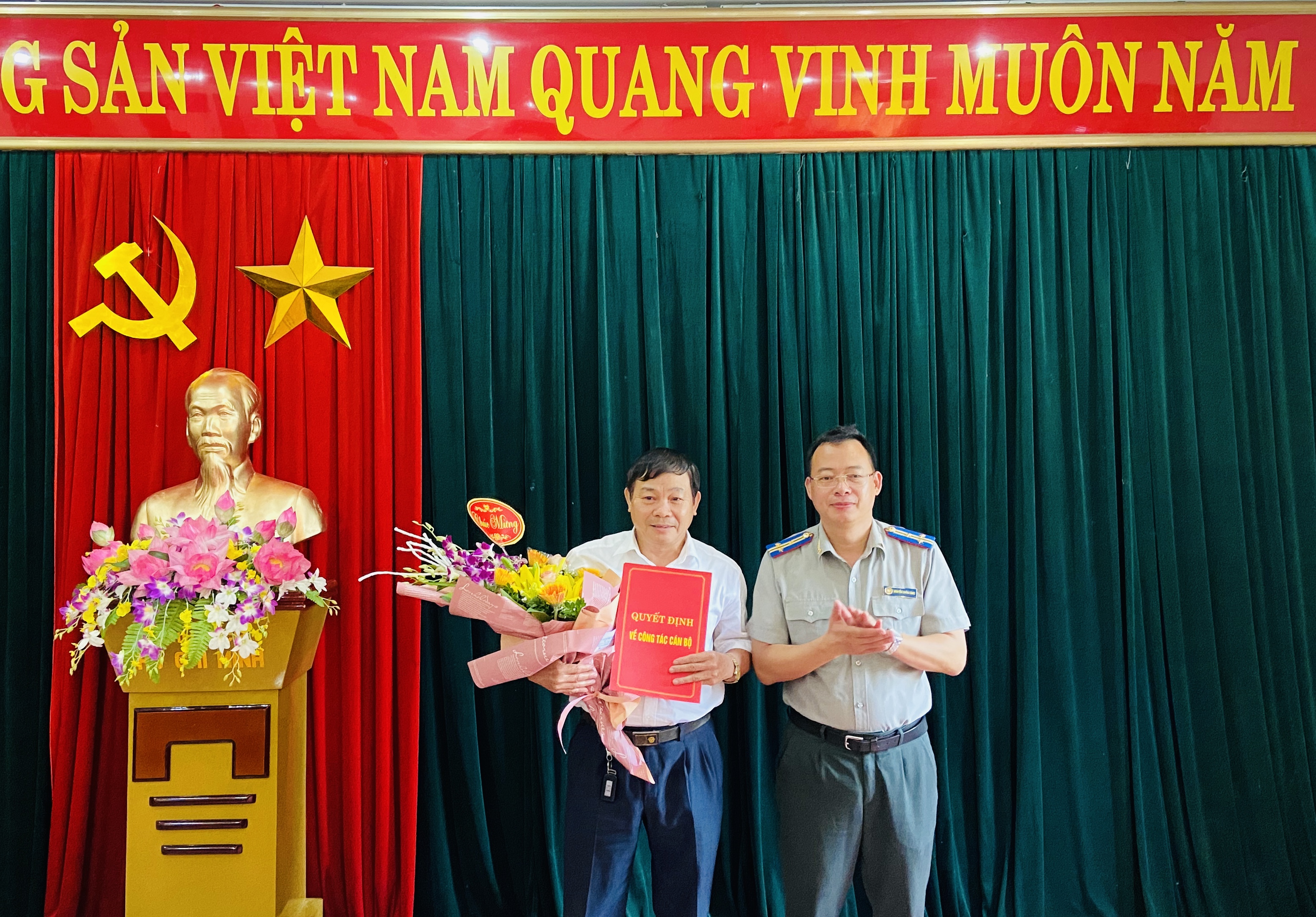 Cục trưởng Cục THADS tỉnh trao quyết định nghỉ hưu đối với đồng chí Trương Quỳnh Lưu