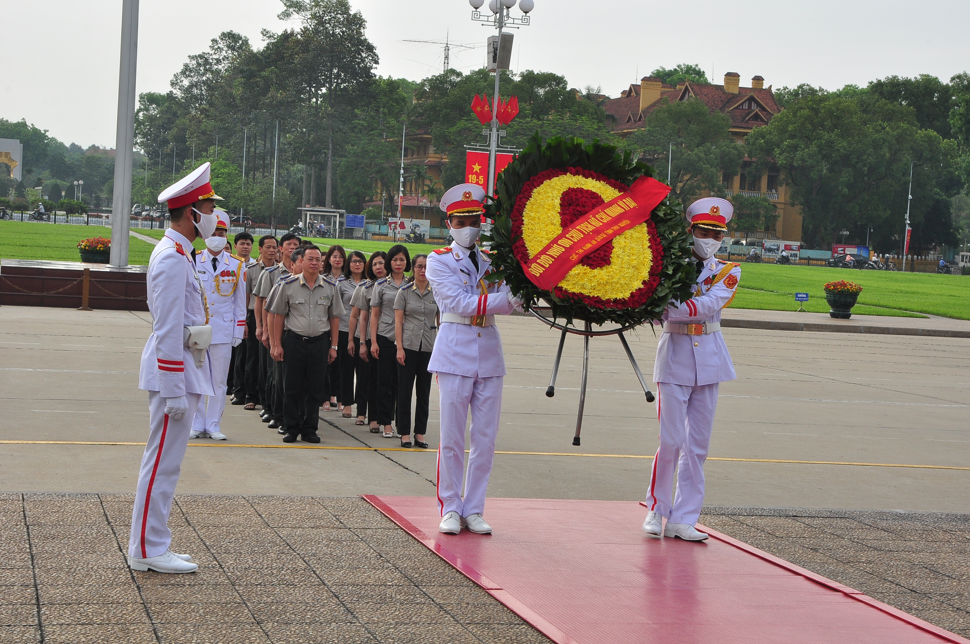 Cục Thi hành án dân sự tỉnh Thái Nguyên dâng hoa viếng Lăng Chủ tịch Hồ Chí Minh