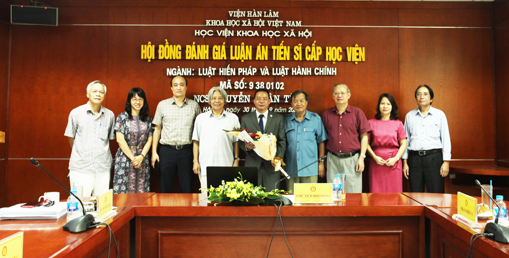 Bảo vệ thành công luận án tiến sĩ Luật học “Công lý và sự thể hiện công lý trong Hiến pháp Việt Nam”
