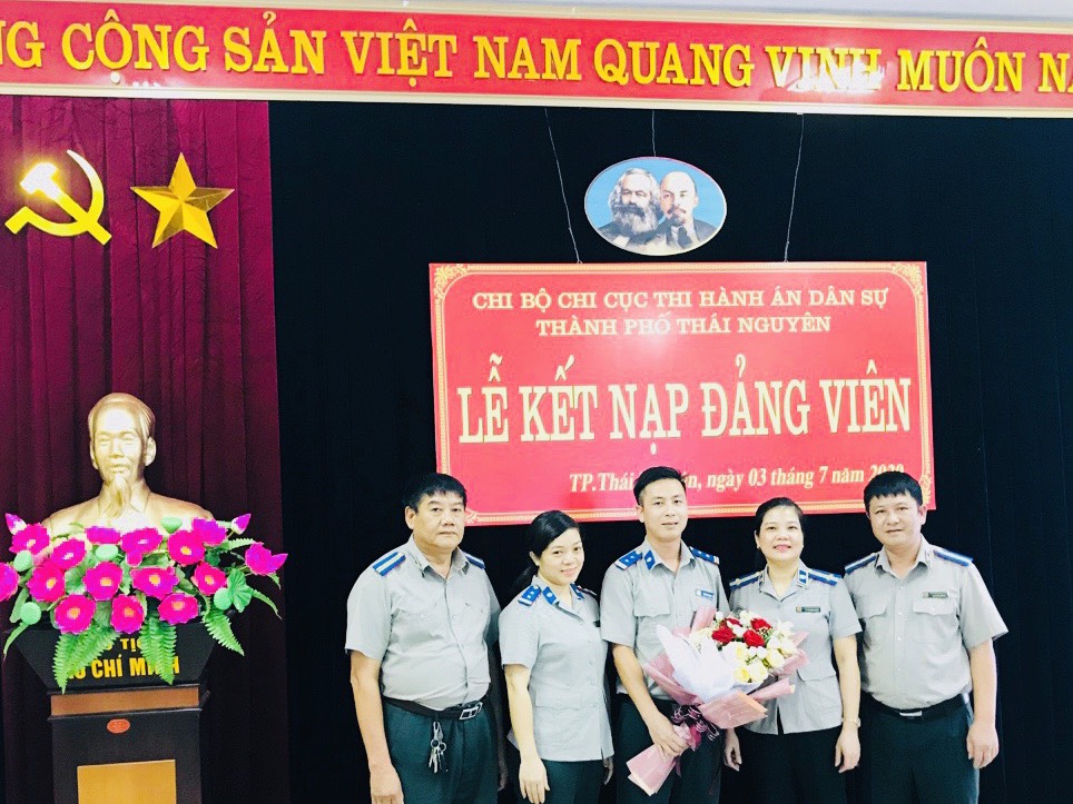 Chi bộ Chi cục THADS thành phố Thái Nguyên tổ chức Lễ kết nạp đảng viên mới
