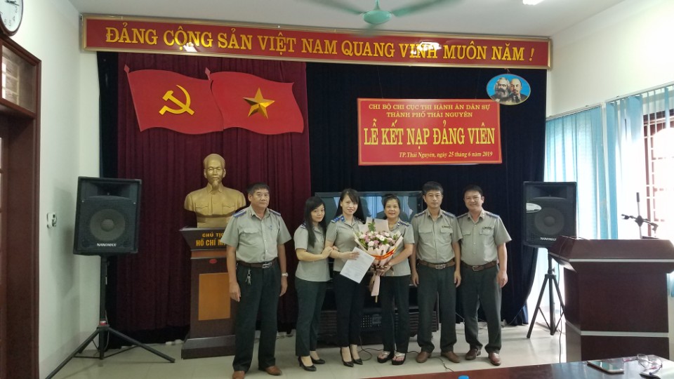 Chi bộ Chi cục THADS thành phố Thái Nguyên tổ chức Lễ kết nạp đảng viên