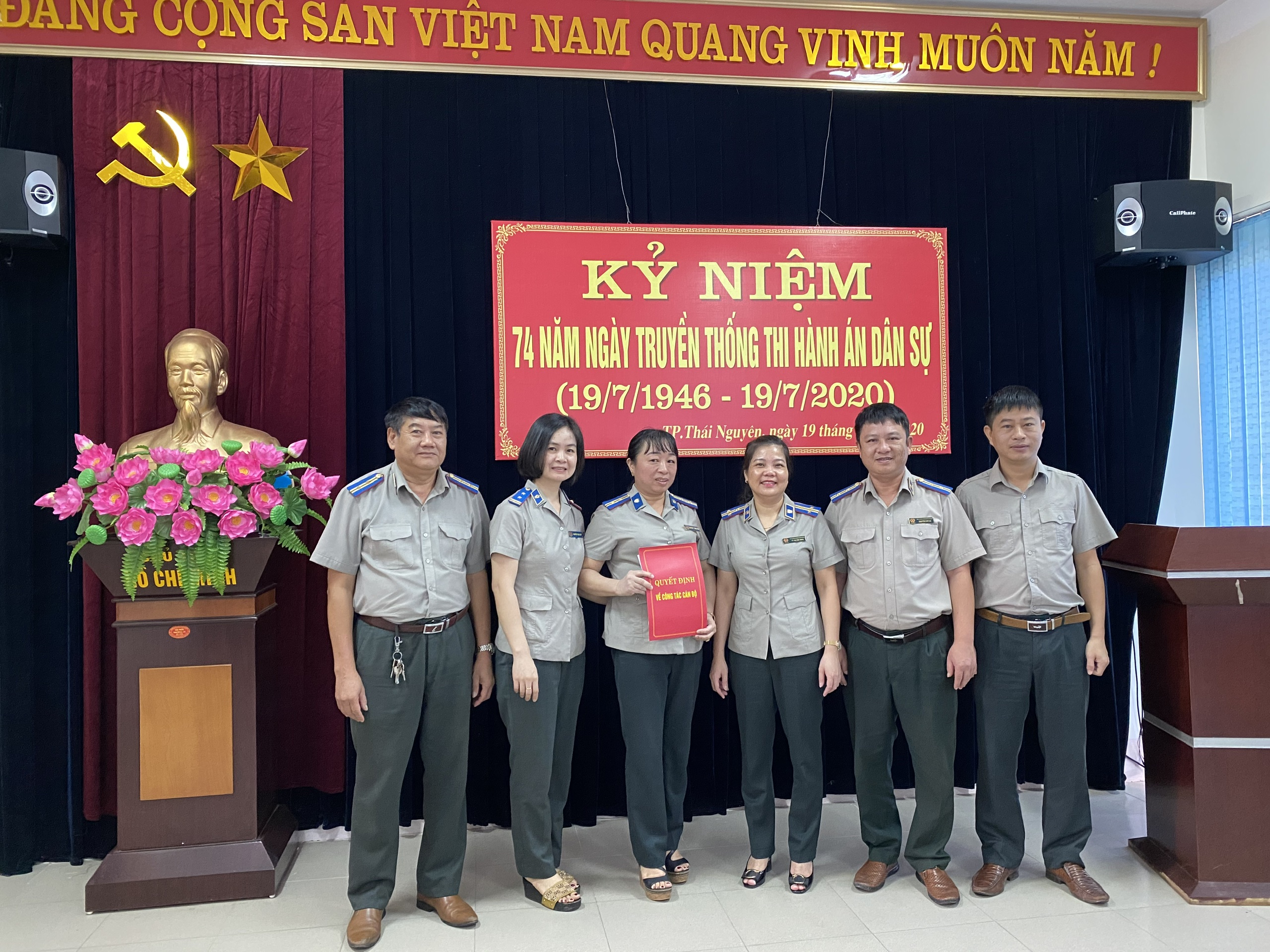 Trao quyết định điều động công chức tại Chi cục THADS thành phố Thái Nguyên