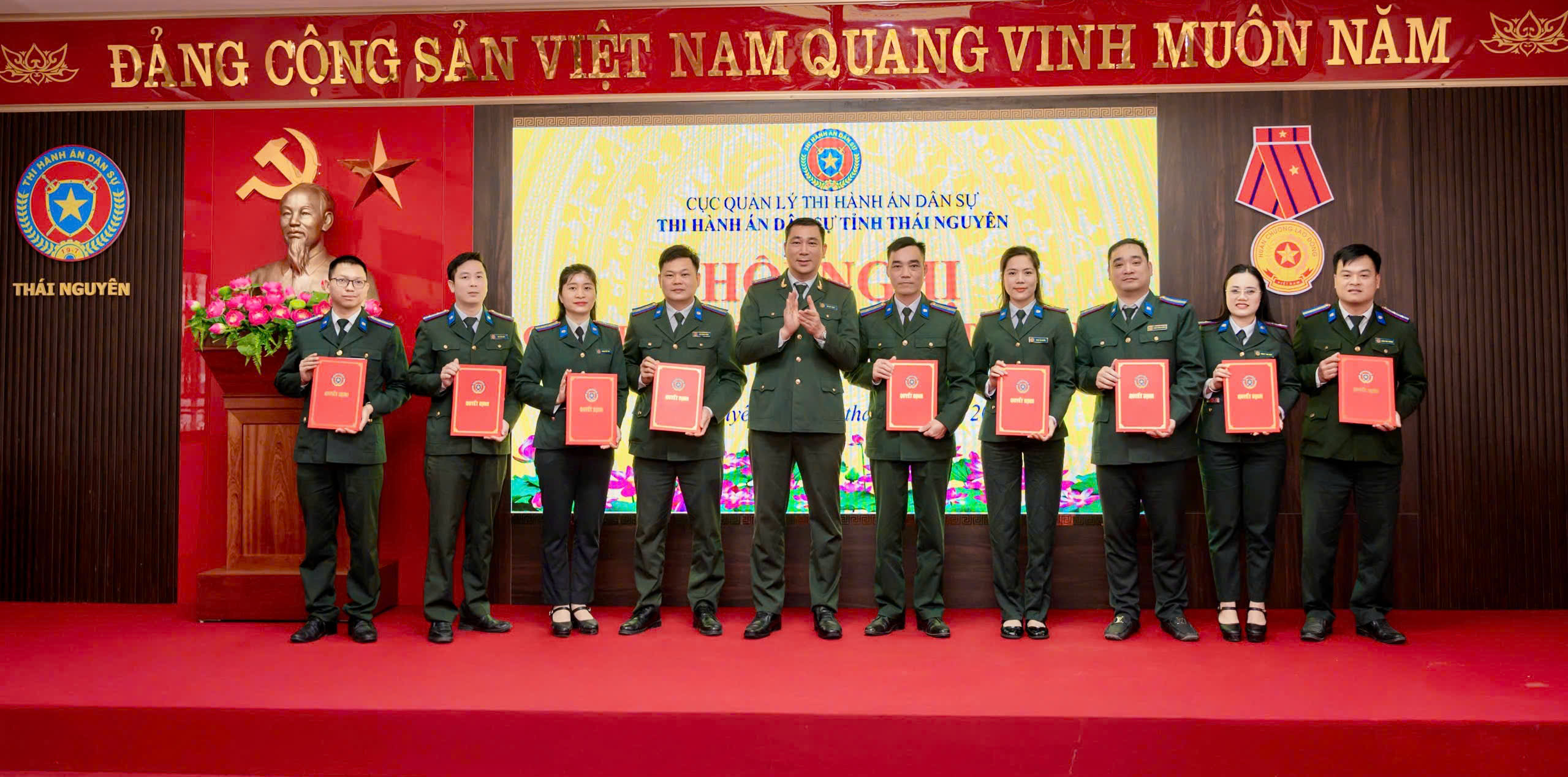 Thái Nguyên: Trao Quyết định bổ nhiệm Chấp hành viên sơ cấp cho công chức cơ quan Thi hành án dân sự tỉnh