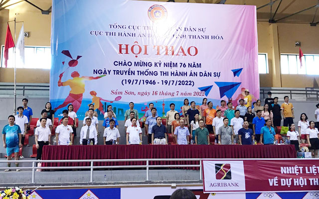 Các đại biểu chào cờ tại Hôi thao kỷ niệm 76 năm ngày truyền thống THADS