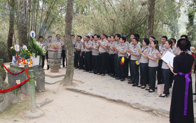 Đoàn công tác Cục THADS tỉnh dâng hoa, dâng hương tại lán Nà Nưa, xã Tân Trào, huyện Sơn Dương, tỉnh Tuyên Quang