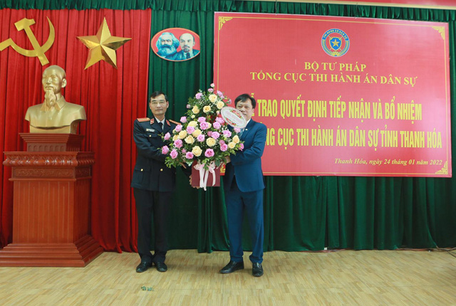 Đại diện Lãnh đạo VKSND tỉnh tặng hoa chúc mừng đ/c Hoàng Văn Truyền