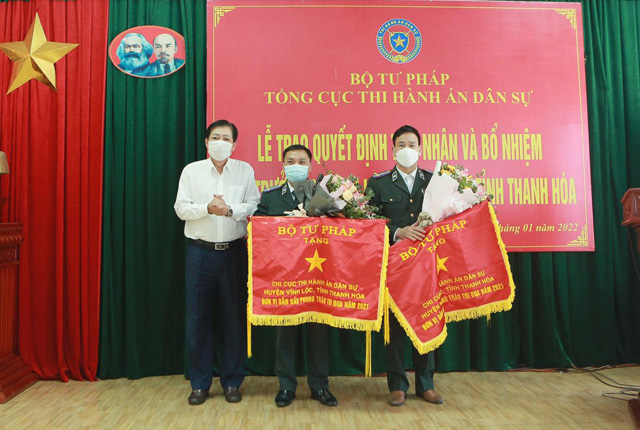 Đ/c Phó Tổng cục trưởng Tổng cục THADS Nguyễn Văn Sơn trao cờ thi đua ngành Tư pháp cho Chi cục THADS huyện Vĩnh Lôc, Hậu Lộc
