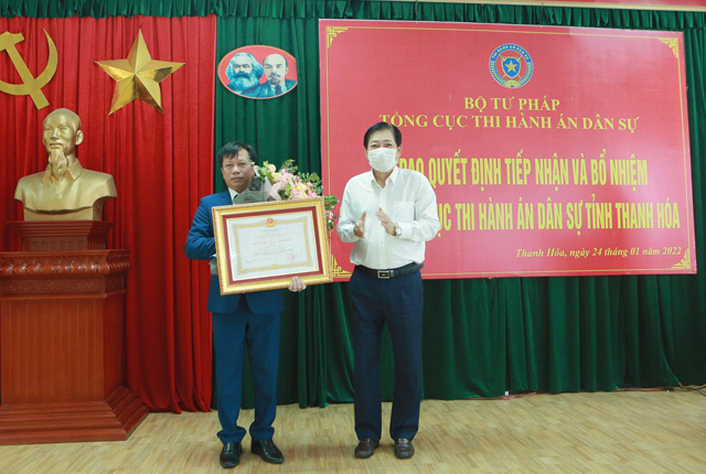 Đ/c Phó Tổng cục trưởng Tổng cục THADS Nguyễn Văn Sơn trao Huân chương lao động hạng ba cho đ/c Hoàng Văn Truyền