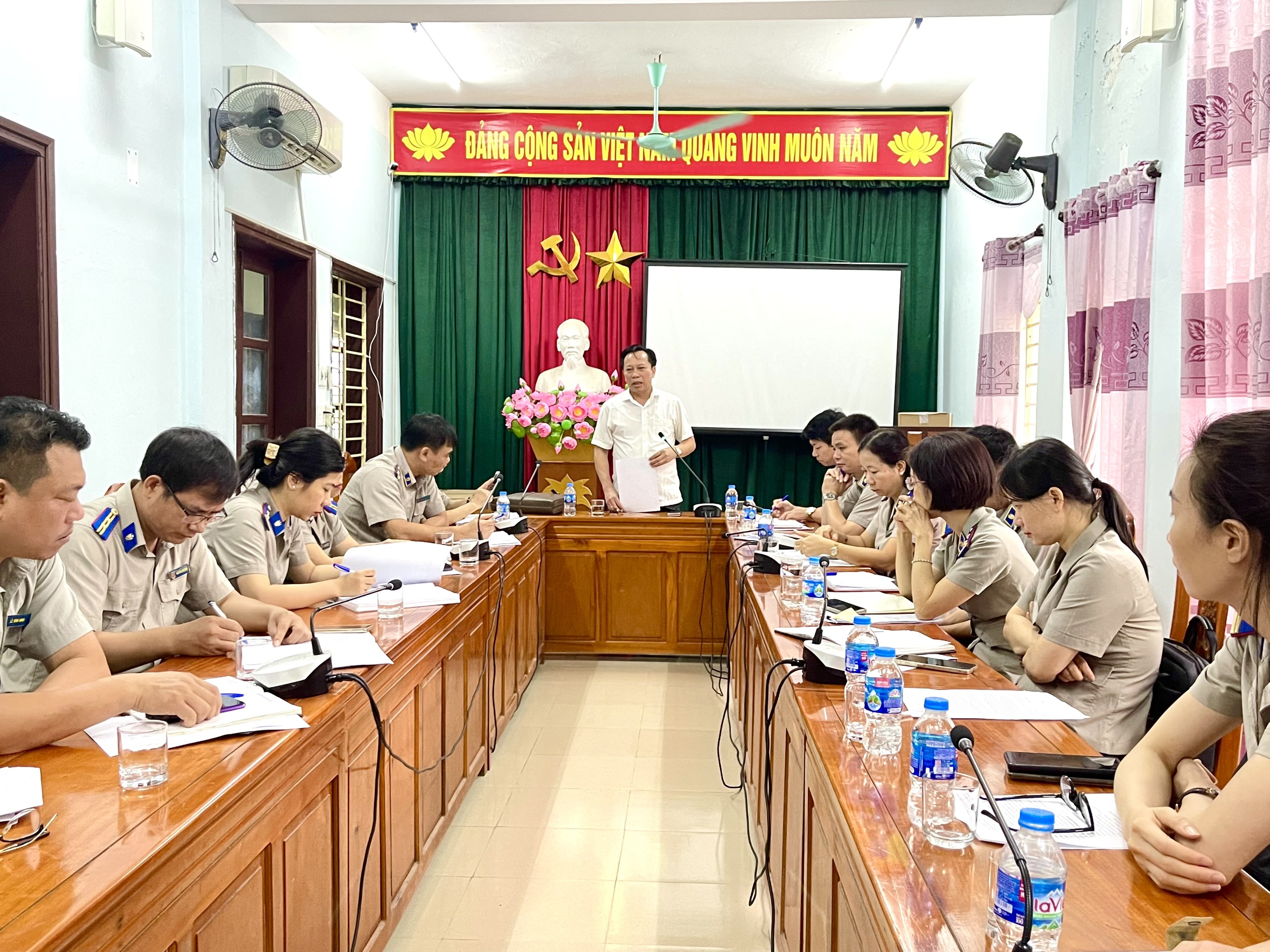 Cục trưởng Hoàng Văn Truyền làm việc trực tiếp với Chấp hành viên Chi cục THADS TP Thanh Hóa