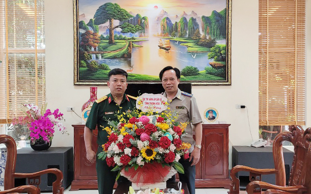 Cục trưởng Hoàng Văn Truyền tặng hoa chúc mừng Phòng THADS quân khu IV