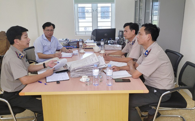 Cục trưởng Hoàng Văn Truyền trực tiếp kiểm tra, đôn đốc tại Chi cục THADS huyện Cẩm Thủy