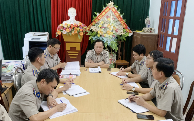 Cục trưởng Hoàng Văn Truyền làm việc tại Chi cục THADS huyện Yên Định