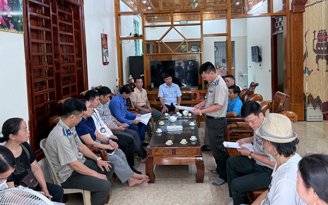 Chấp hành viên Cục THADS tỉnh Thanh Hóa vận động, thuyết phục việc giao tài sản thành công